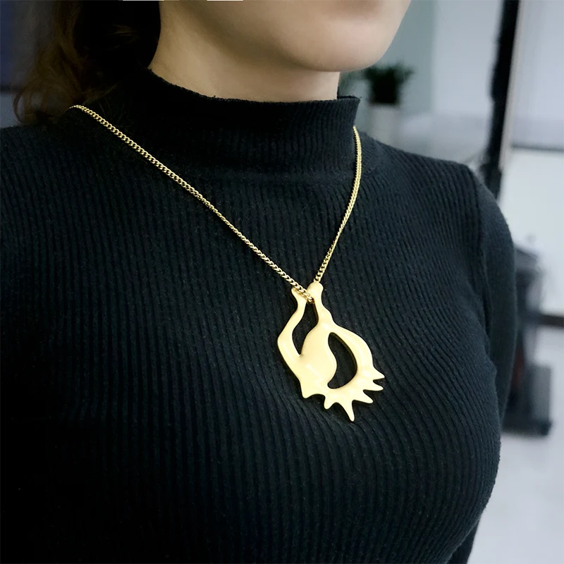 Tá trí phríomhchúis ann a bhriseann necklaces óir